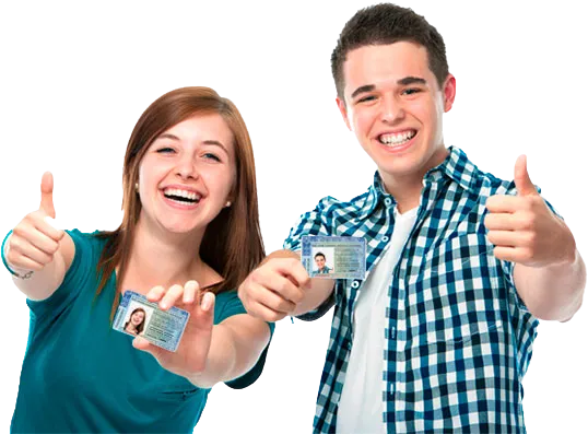 Casal de alunos comemorando a CNH aprovada